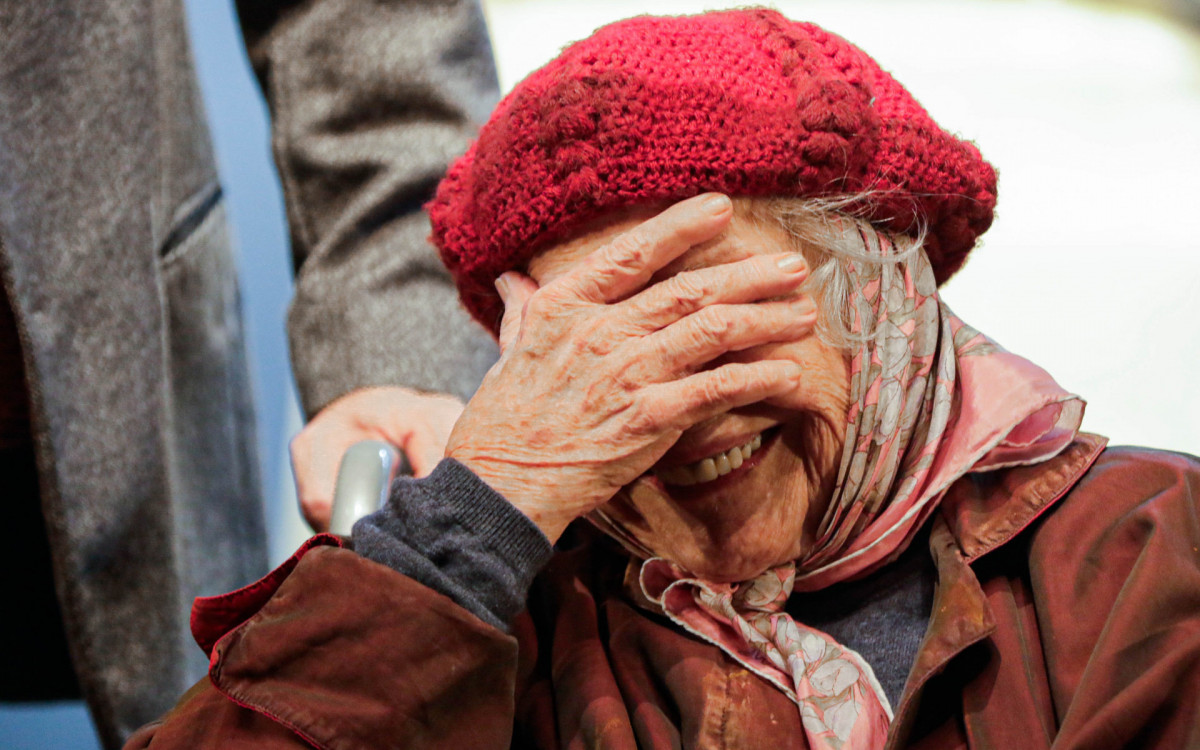 Nathalia Timberg vai às lágrimas após estrear espetáculo aos 95 anos