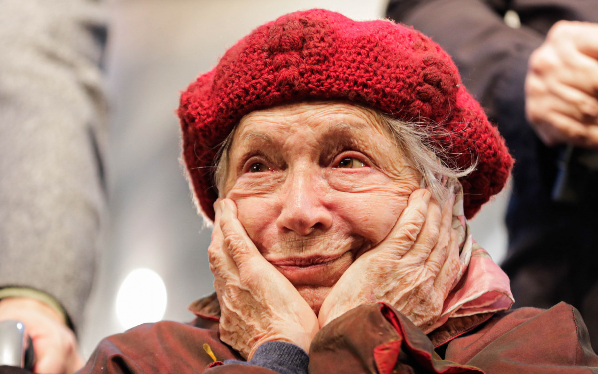 Nathalia Timberg vai às lágrimas após estrear espetáculo aos 95 anos