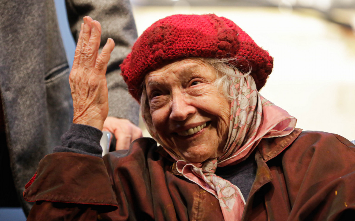 Nathalia Timberg vai às lágrimas após estrear espetáculo aos 95 anos