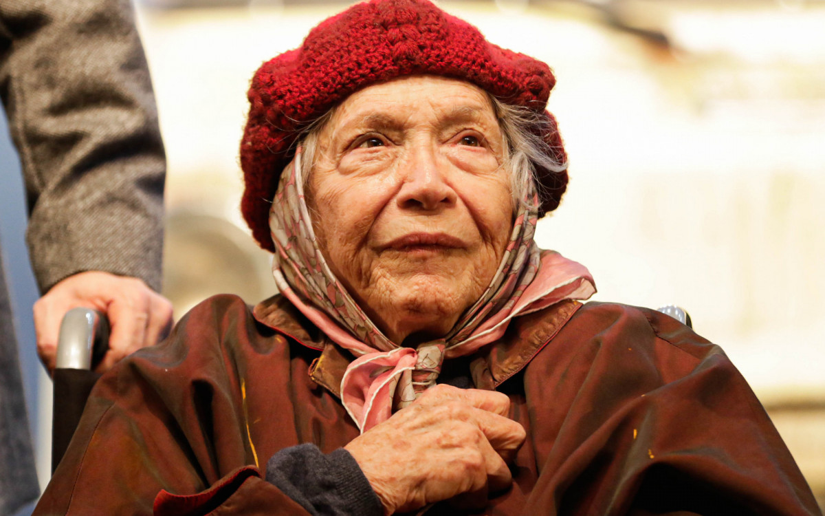 Nathalia Timberg vai às lágrimas após estrear espetáculo aos 95 anos