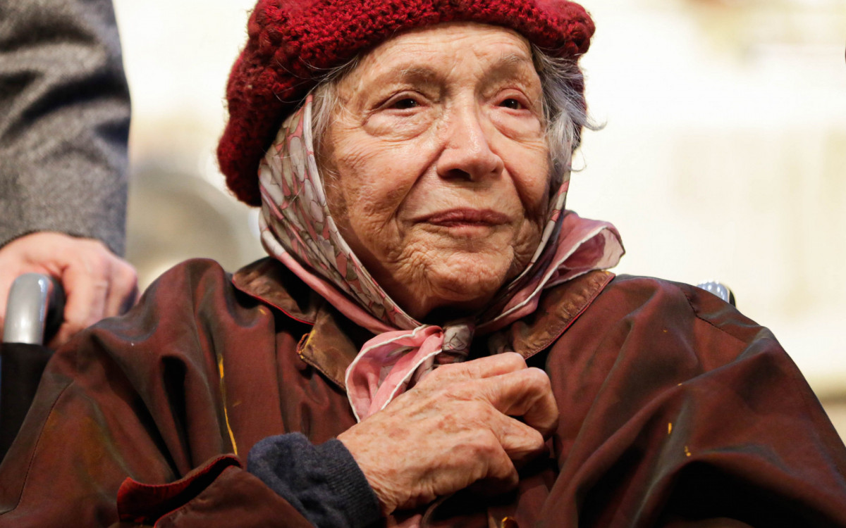 Nathalia Timberg vai às lágrimas após estrear espetáculo aos 95 anos