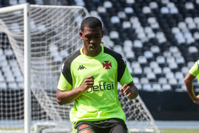 Proposta do Lyon por Rayan envolve aluguel do Nilton Santos para o Vasco