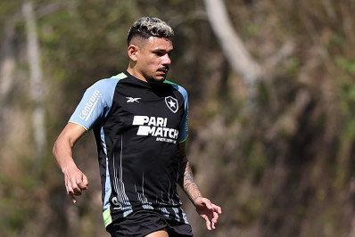 Apesar de desejo de Santos e Fluminense, Botafogo não pretende negociar Tiquinho Soares