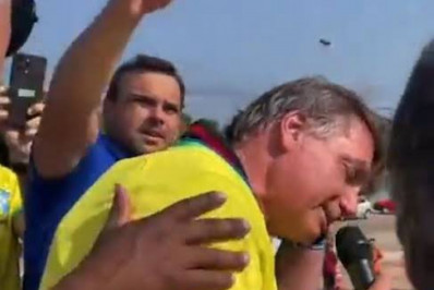 Vídeo: Bolsonaro é atacado por abelhas e precisa interromper comício no RN