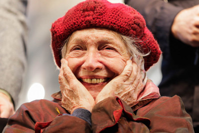 Nathalia Timberg se emociona ao estrear peça aos 95 anos