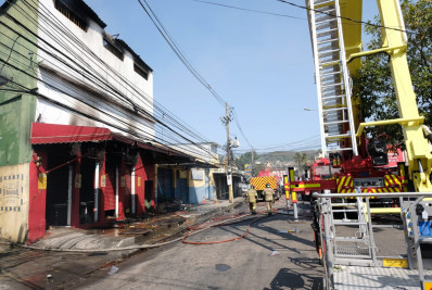 Mercado pega fogo na Penha e oito quartéis dos Bombeiros são acionados