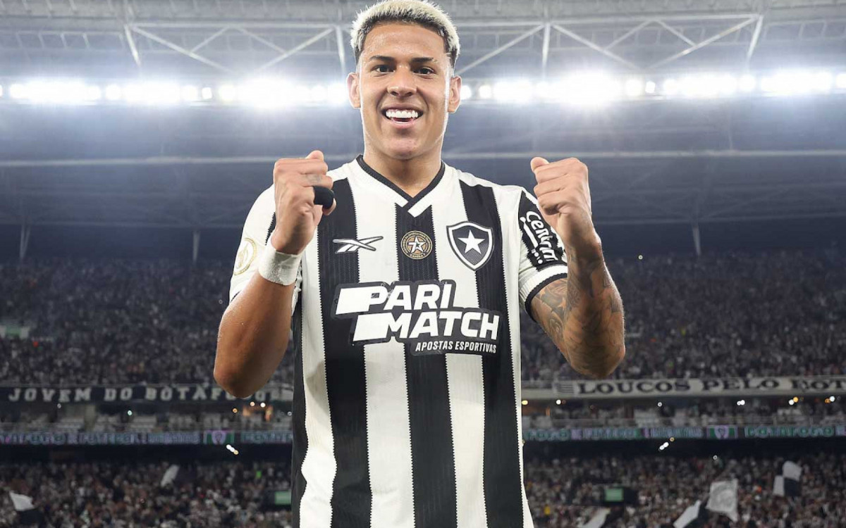 Matheus Martins celebra noite especial em vitória do Botafogo