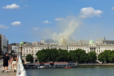 Bombeiros controlam incêndio em edifício histórico de Londres