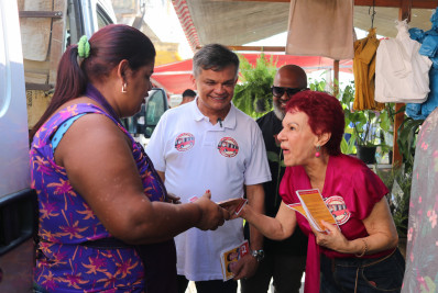 Dimas e Panisset caminham na Feira do Gradim no primeiro sábado de campanha