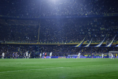 Torcedor do Boca Juniors é preso após ato racista em jogo contra o Cruzeiro em Buenos Aires