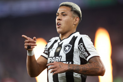 Botafogo se impõe, goleia Flamengo e volta à liderança do Brasileiro