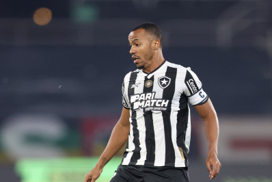 Marlon Freitas cobra Bruno Henrique após fim do jogo por comemoração do 'chororô'