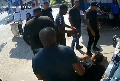 Vídeo: flamenguista é agredido com chutes e tem a camisa arrancada à força por torcedores do Botafogo