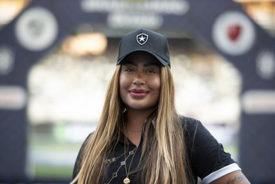 Torcedora do Botafogo, irmã de Neymar vai ao Nilton Santos para acompanhar clássico