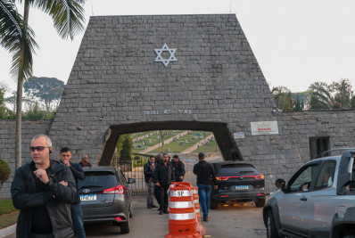 Silvio Santos é enterrado em cerimônia judaica em São Paulo