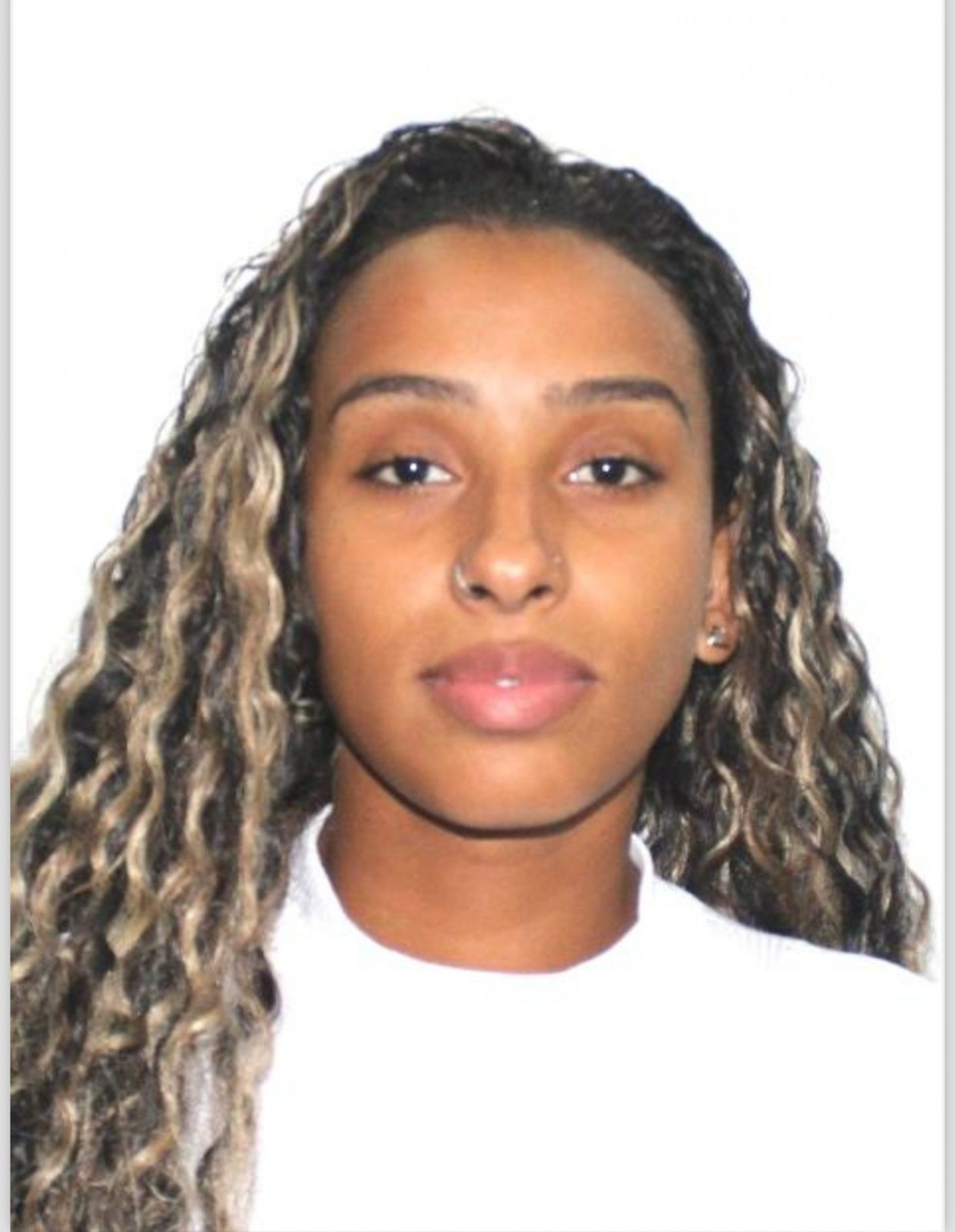 Letícia Clara Bento da Silva, de 23 anos, já é considerada foragida