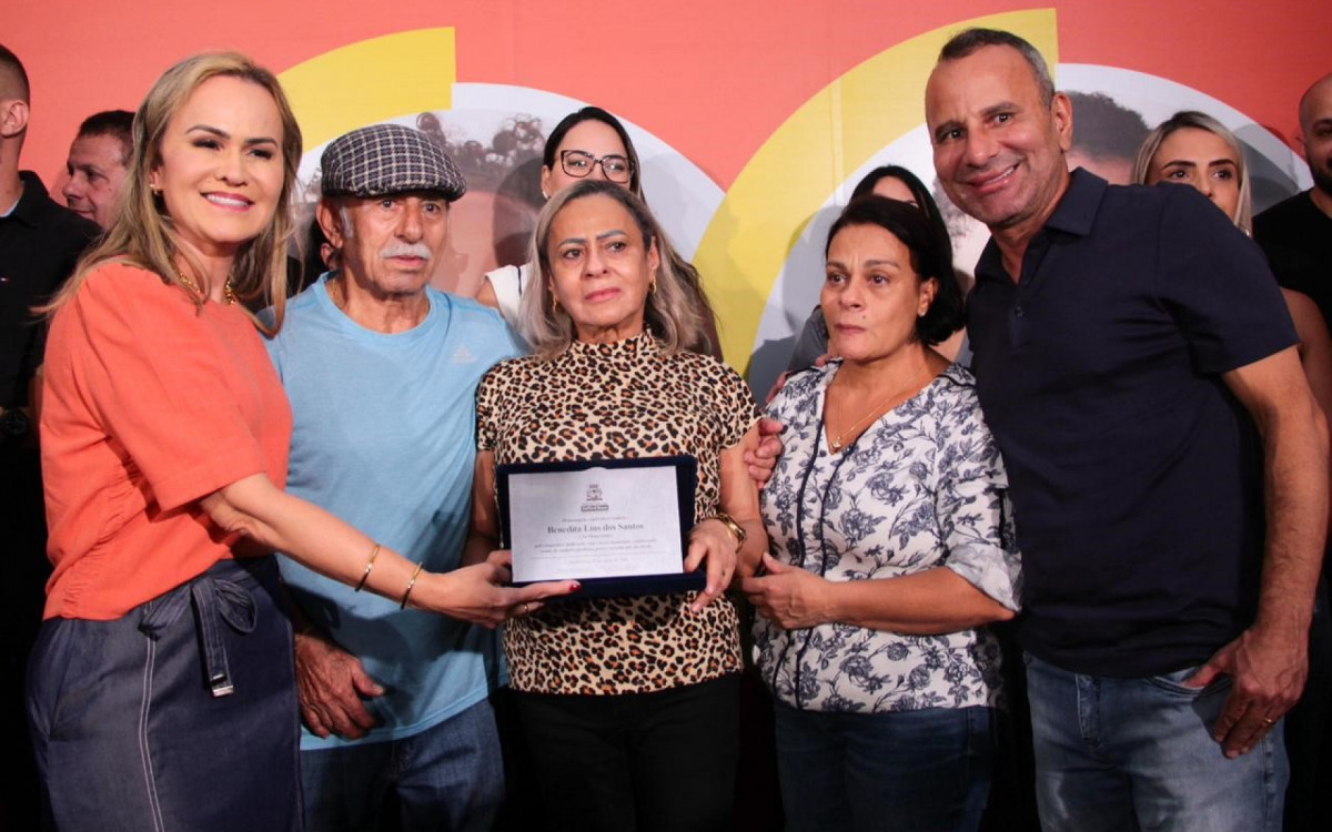 Deputada Daniela do Waguinho e prefeito Waguinho entregam a placa de inauguração à família da homenageada