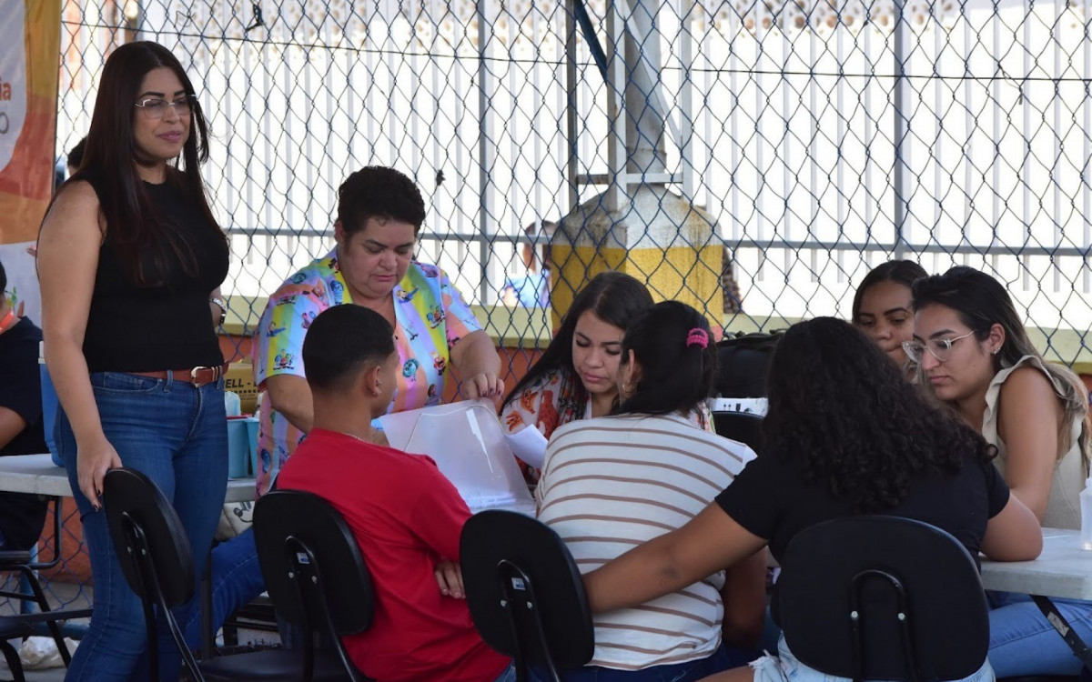 A secretária Clarice Santos fez questão de observar de perto o atendimento na ação social