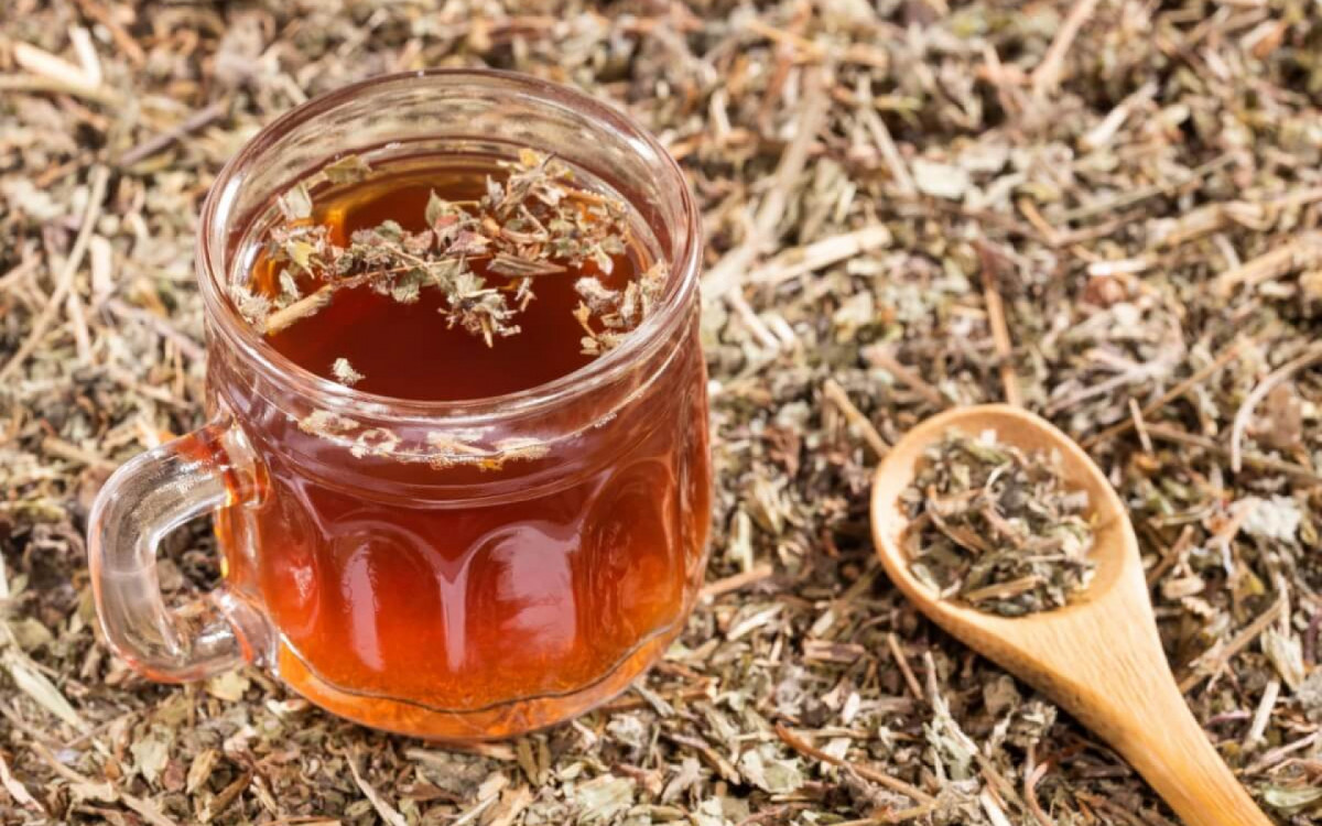 O ch&aacute; de quebra-pedra auxilia em tratamentos renais e hep&aacute;ticos (Imagem: Luis Echeverri Urrea | Shutterstock) 