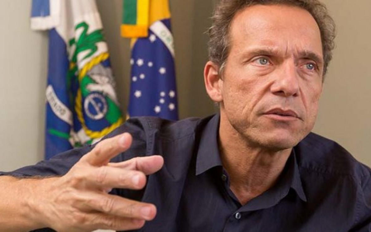 Em segundo lugar, aparece o ex-prefeito Dr. Aluízio