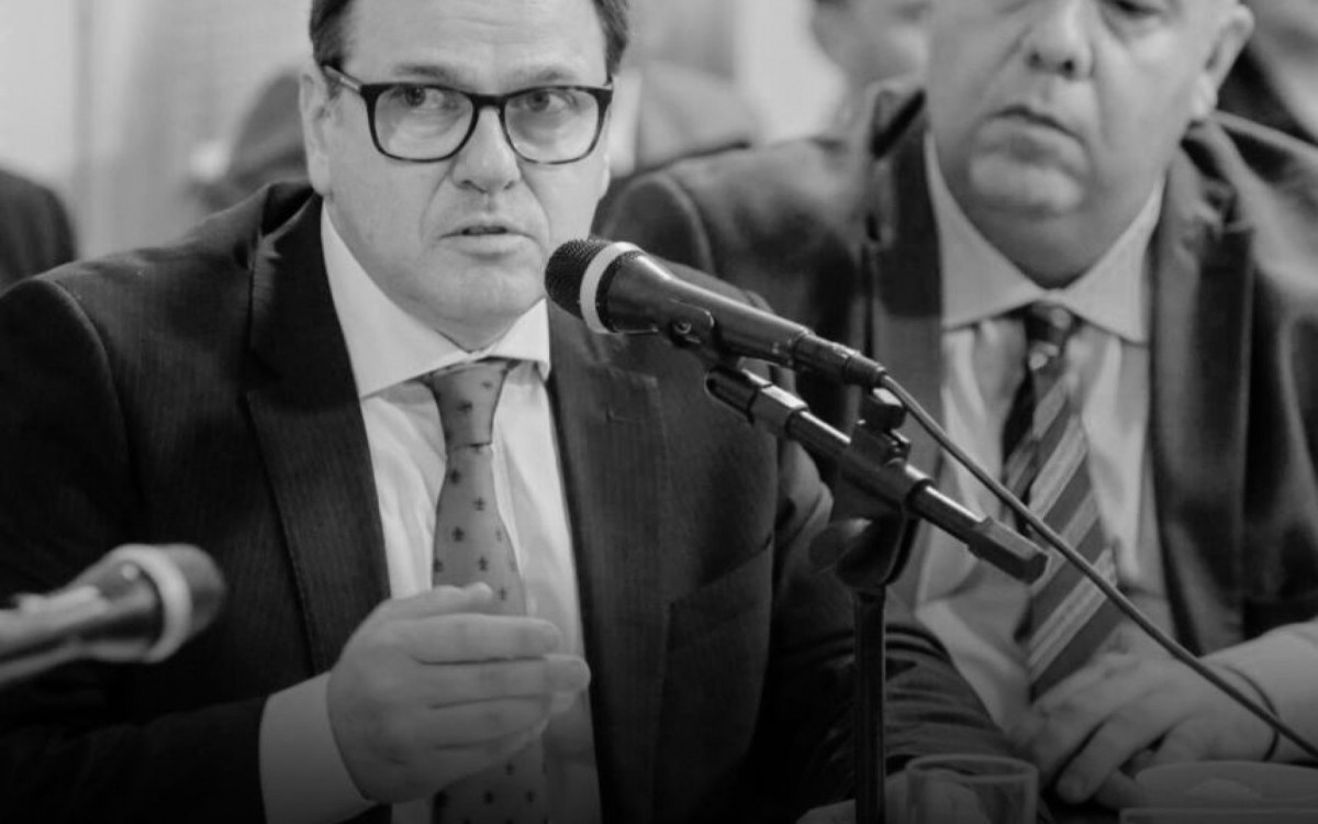 Torcida do Flamengo faz campanha contra Rodrigo Dunshee como presidente devido a sua ligação com Marcos Braz