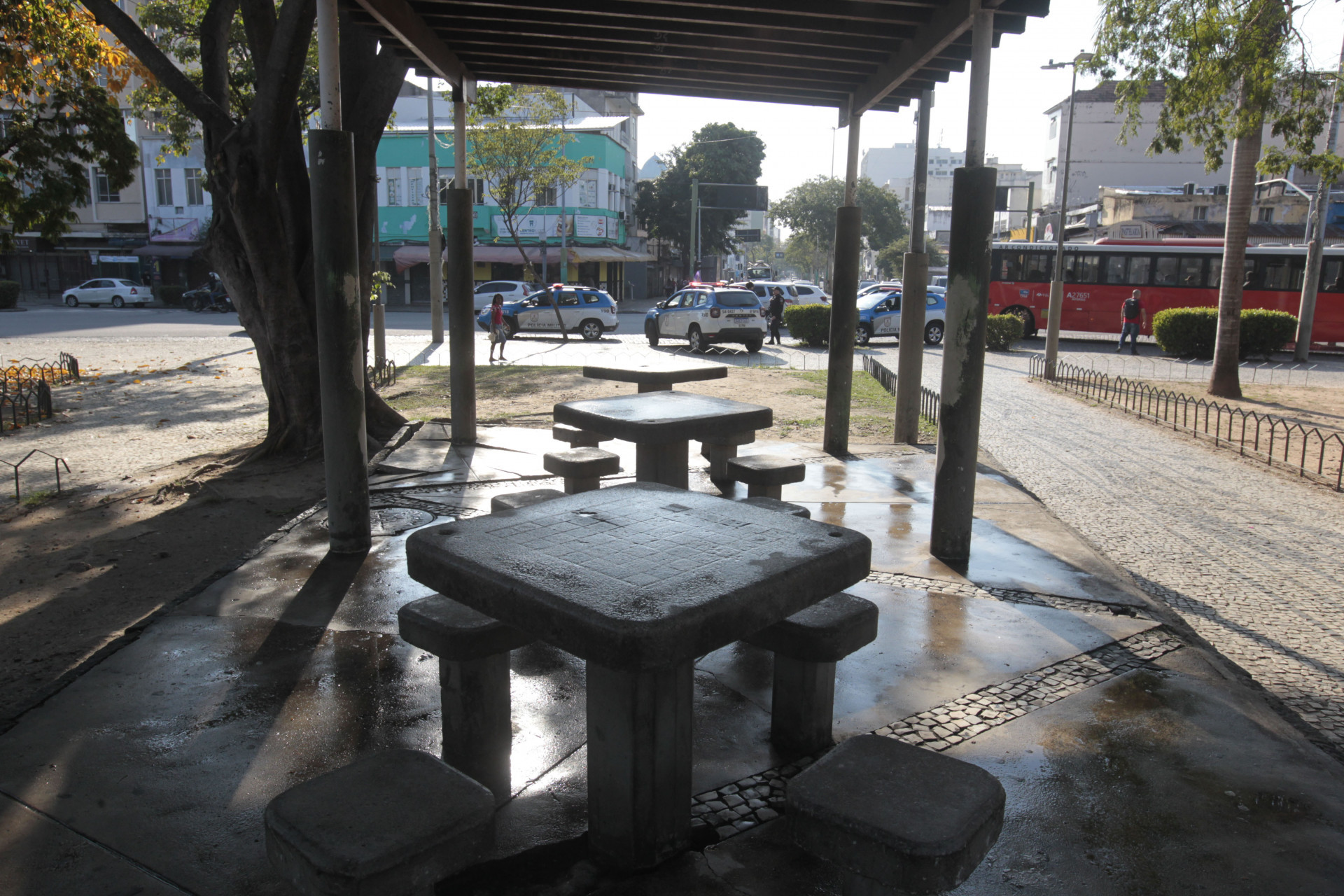Ataque a tiros na noite de ontem na Praça Barão de Drumond, em Vila Isabel, nesta segunda-feira (19). - Reginaldo Pimenta/Agência O Dia