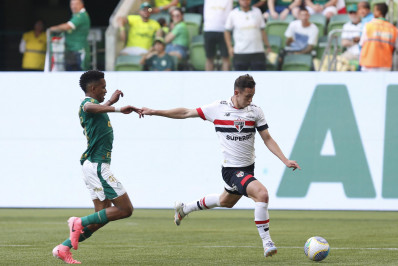 Lateral do São Paulo fratura clavícula e segue internado após clássico com o Palmeiras