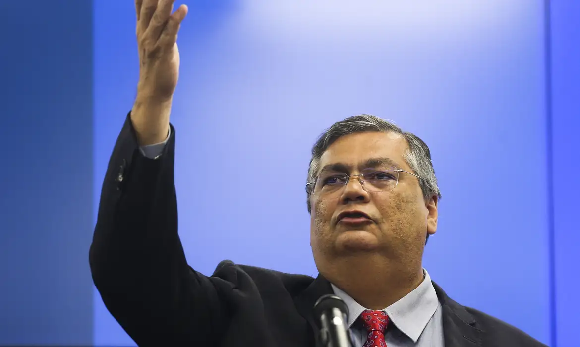 Dino dá mais 15 dias para governo entregar informações sobre emendas de comissão