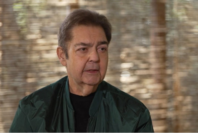 Faustão nega hospitalização recente e homenageia Silvio Santos: 'Rei da TV'