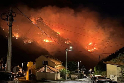 Grande incêndio atinge vários povoados da Ilha da Madeira