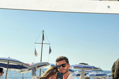 Camila Queiroz e Klebber Toledo curtem viagem por Capri, Itália