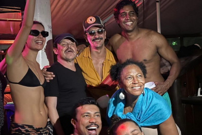 Elenco de 'Renascer' faz festa durante passeio de barco no Rio 