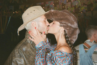 Assumidíssimos! Bruna Marquezine posta primeira foto beijando João Guilherme