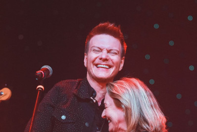 Michel Teló se declara para a mãe em aniversário: 'Te amo demais'