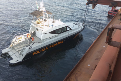 PF resgata cinco imigrantes clandestinos em navio cargueiro na Baía de Guanabara