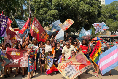 Talíria Petrone faz caminhada em Icaraí cercada de apoiadores