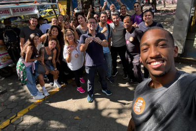 Candidatos a prefeito iniciam semana com panfletagens e atividades internas