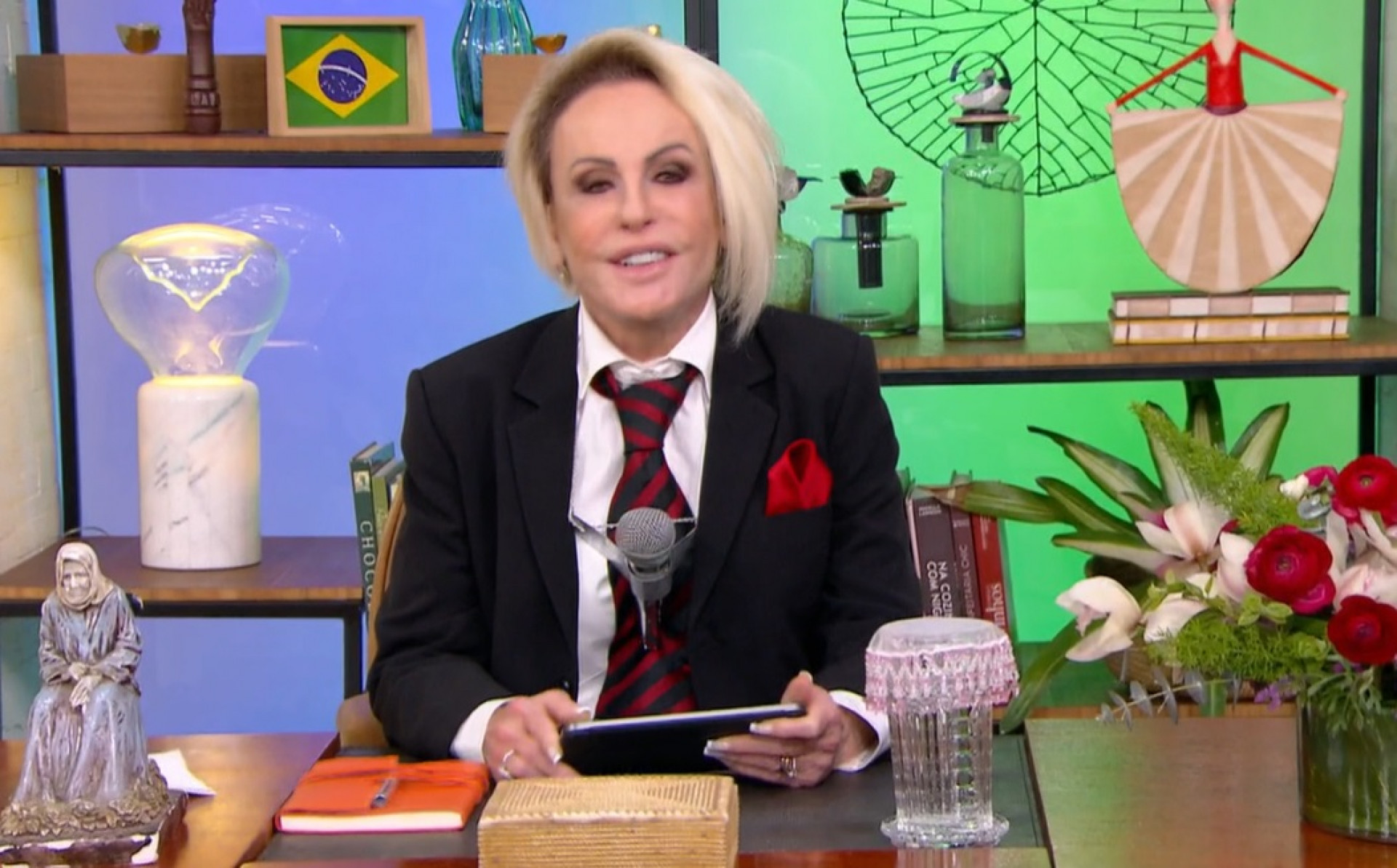 Ana Maria Braga homenageia Silvio Santos durante o 'Mais Você' - Reprodução de vídeo / TV Globo