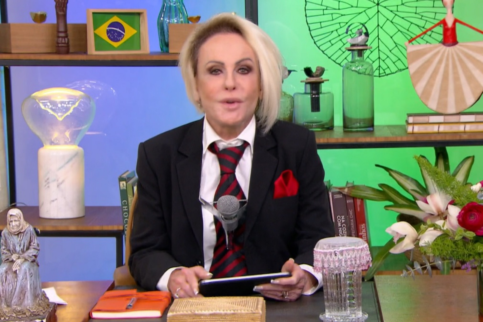 Ana Maria Braga homenageia Silvio Santos durante o 'Mais Você' - Reprodução de vídeo / TV Globo