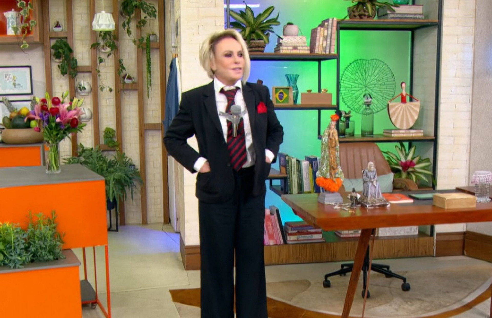 Ana Maria Braga homenageia Silvio Santos durante o 'Mais Você' - Reprodução de vídeo / TV Globo