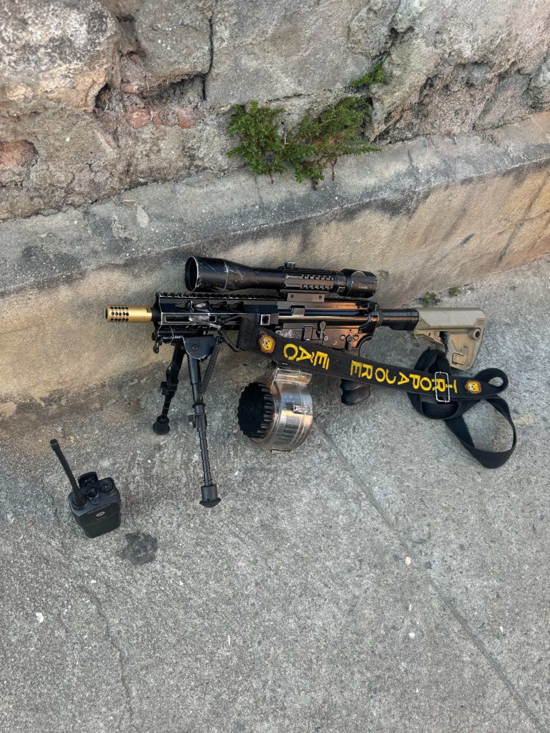 Durante operação no Complexo da Pedreira, um homem foi preso com um fuzil - Divulgação / @pmerj