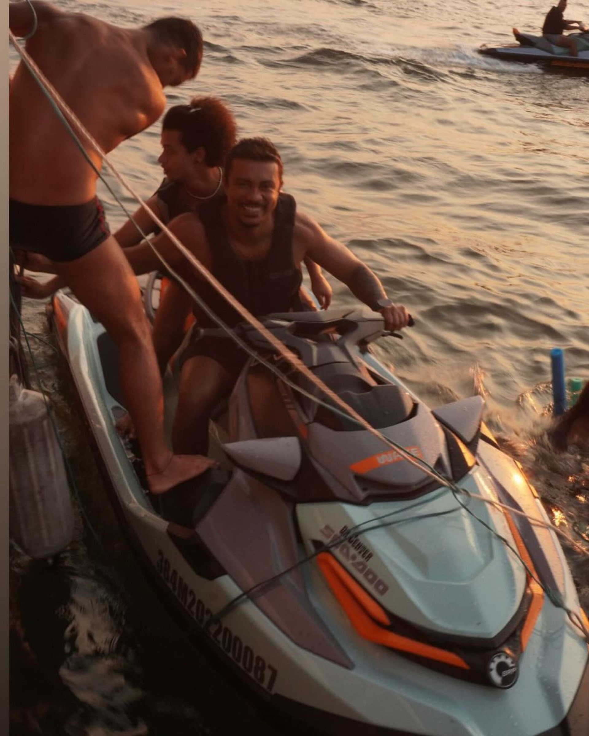 Elenco de 'Renascer' faz festa durante passeio de barco no Rio 
 - Reprodução / Instagram 