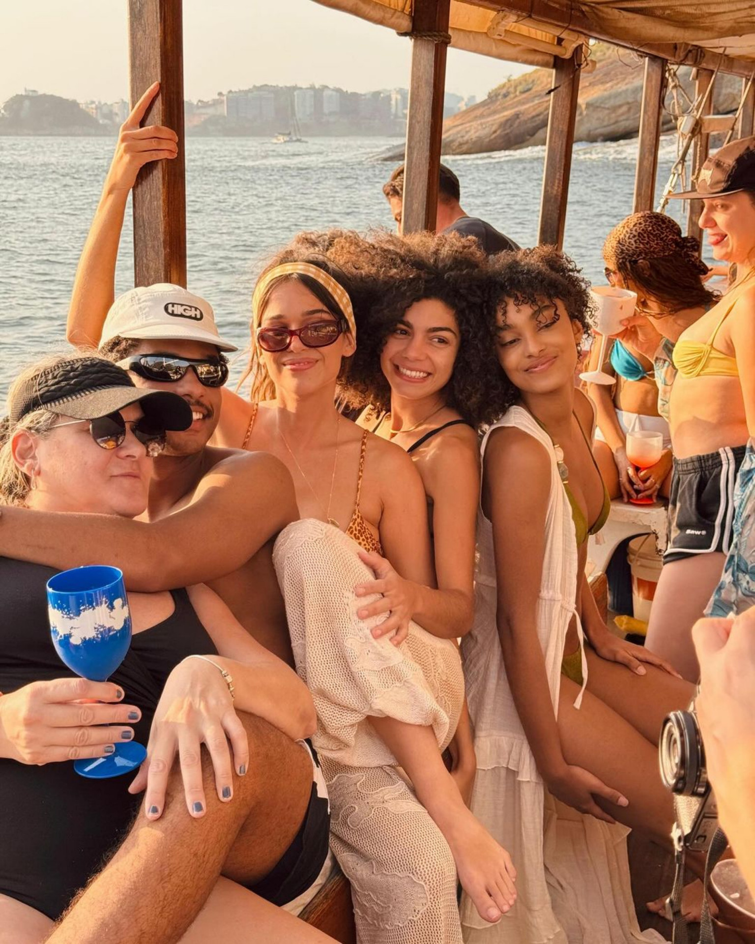 Elenco de 'Renascer' faz festa durante passeio de barco no Rio 
 - Reprodução / Instagram 