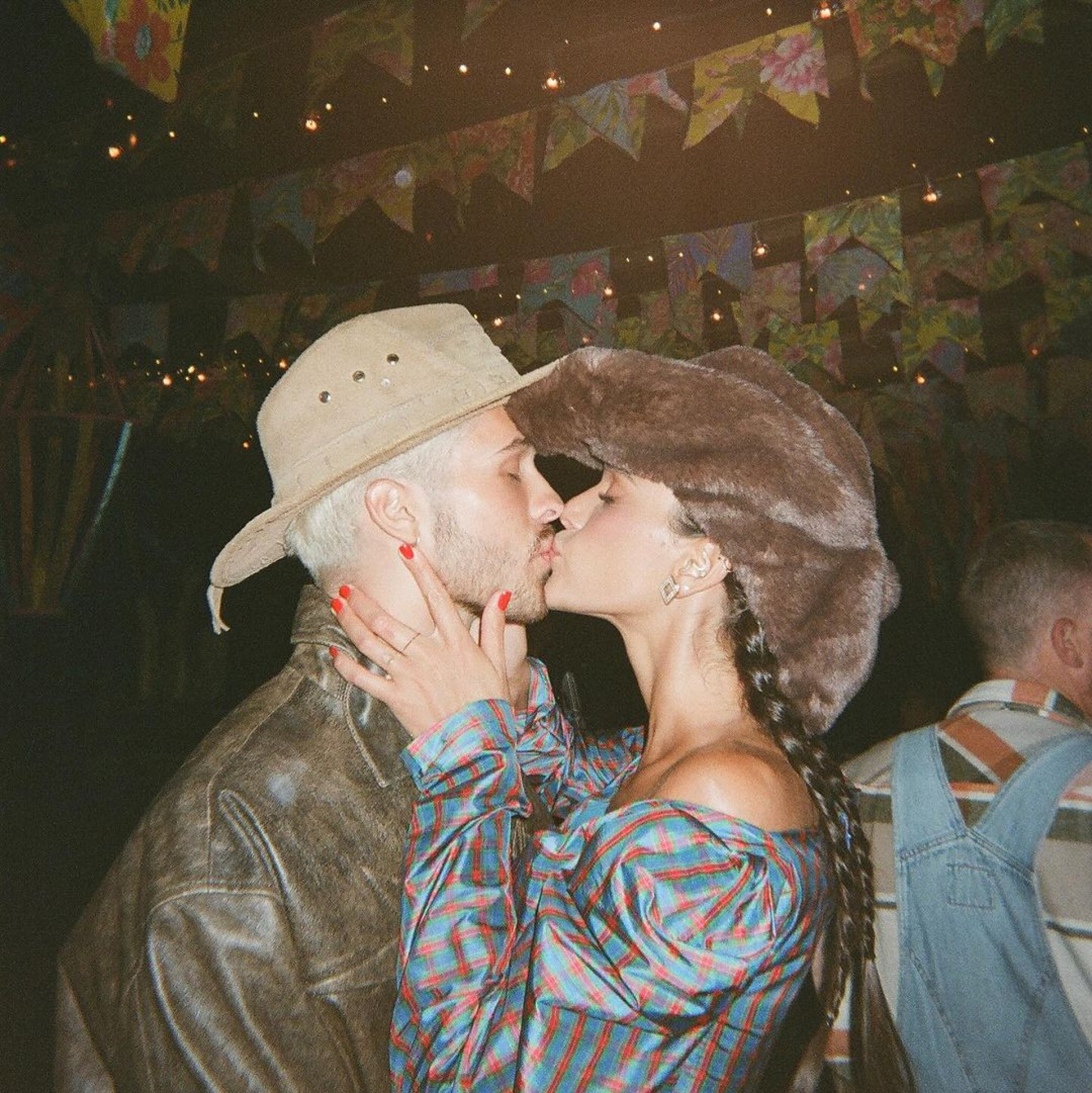 Bruna Marquezine curte festa junina e dá beijão em João Guilherme - Reprodução / Instagram