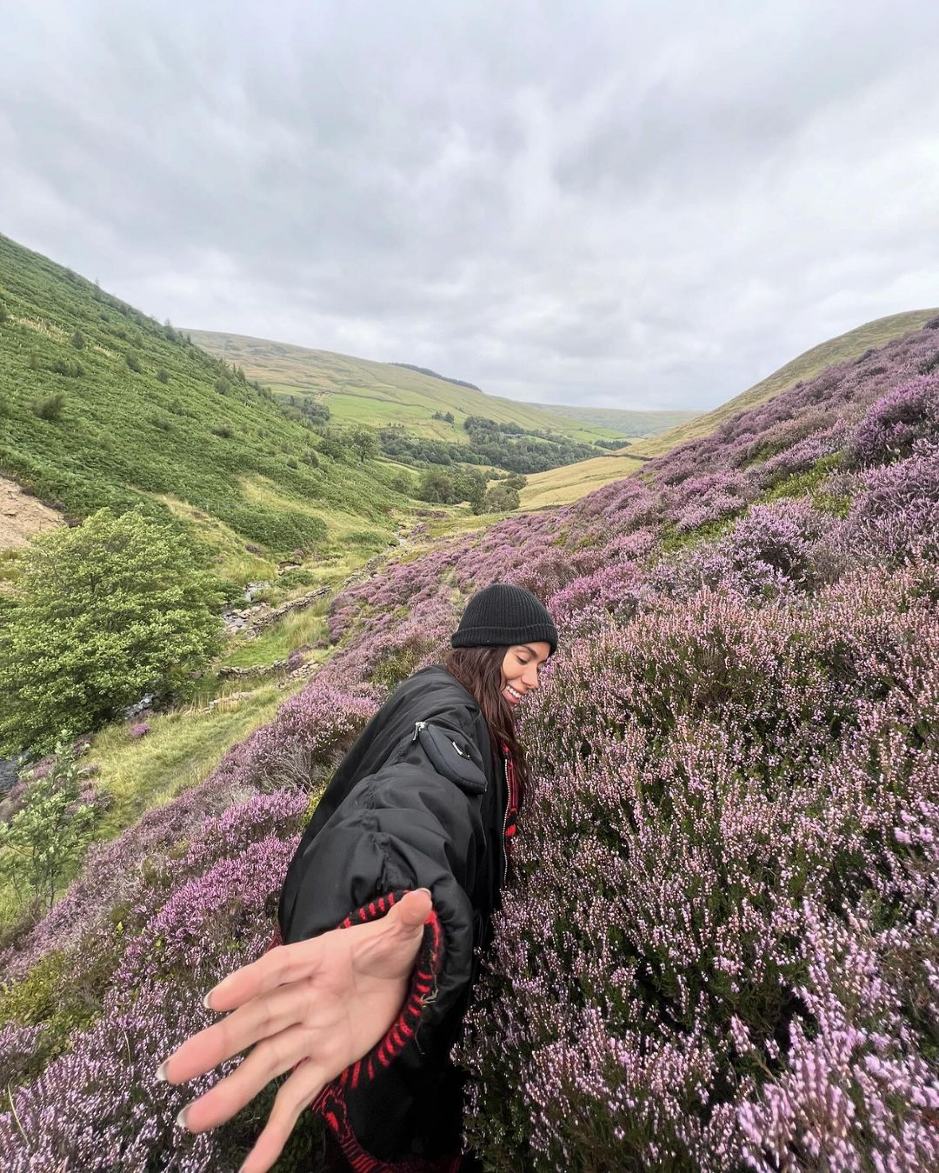 Anitta posa em meio à natureza e reflete sobre a vida - Reprodução / Instagram