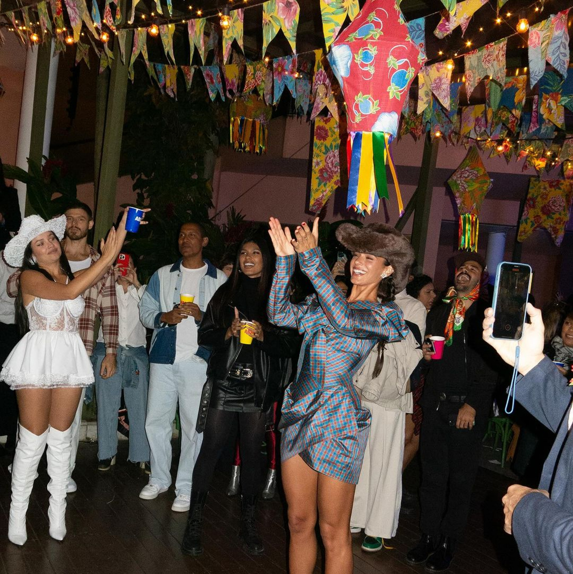 Bruna Marquezine curte festa junina e dá beijão em João Guilherme - Reprodução / Instagram