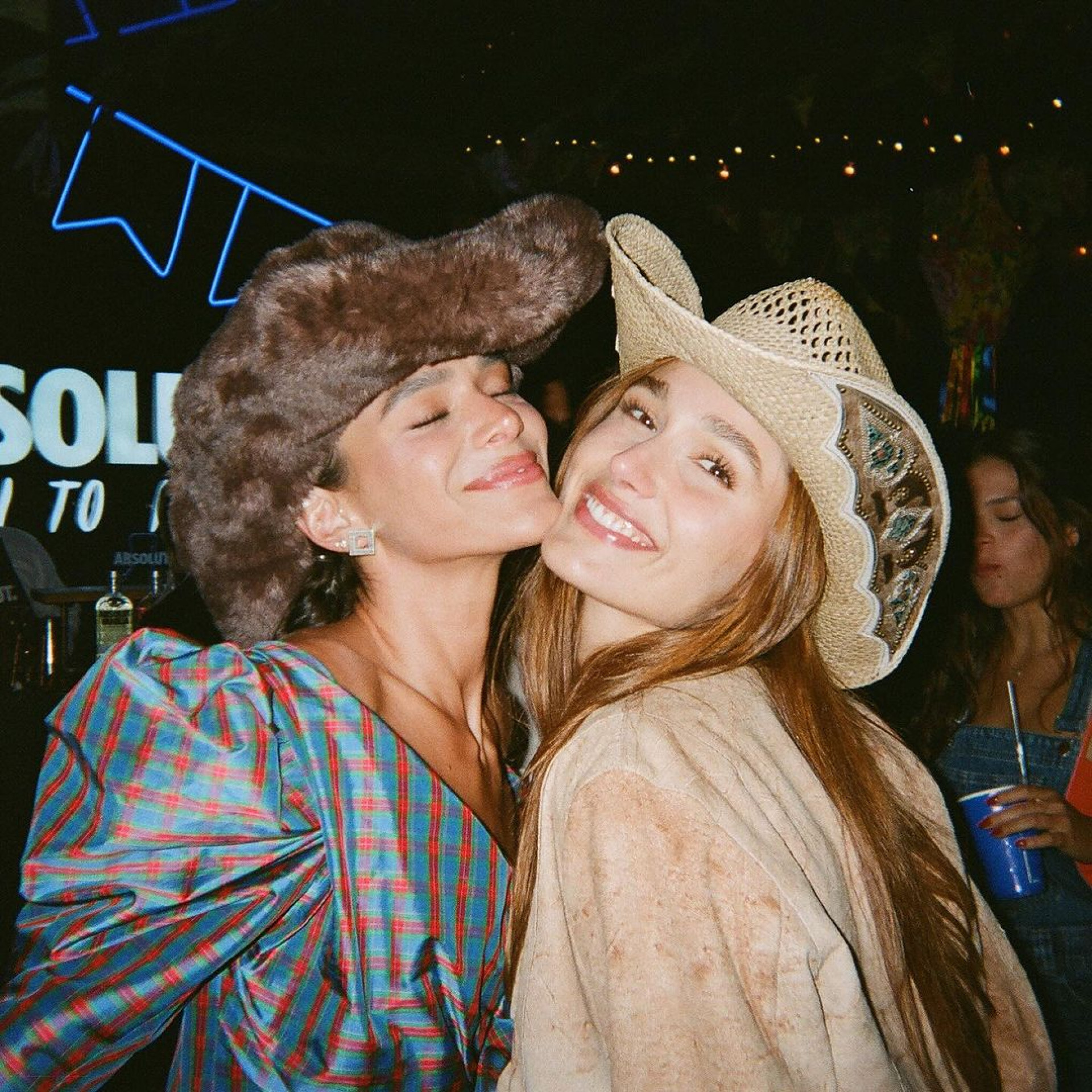 Bruna Marquezine curte festa junina e dá beijão em João Guilherme - Reprodução / Instagram