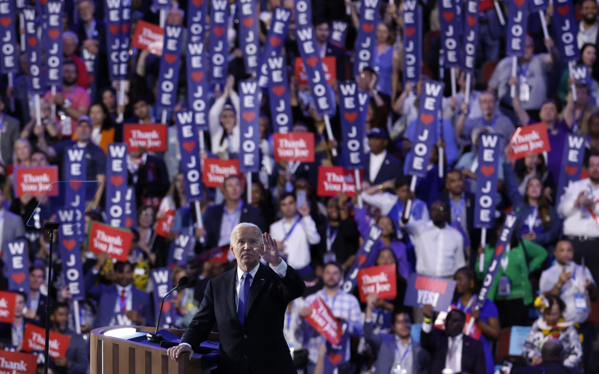 Presidente Joe Biden acena após falar no primeiro dia da Convenção Nacional Democrata  - AFP