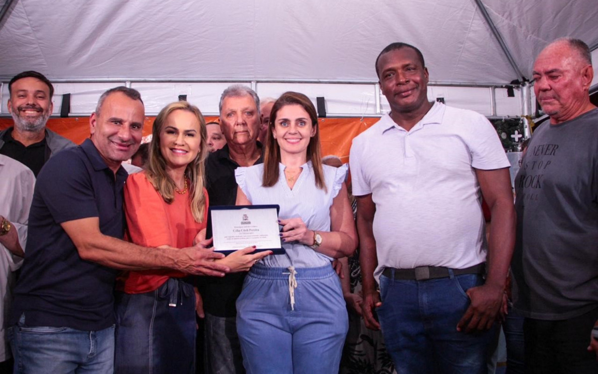 Prefeito Waguinho e deputada federal Daniela do Waguinho entregaram a placa de inauguração a familiares de Célia Citeli