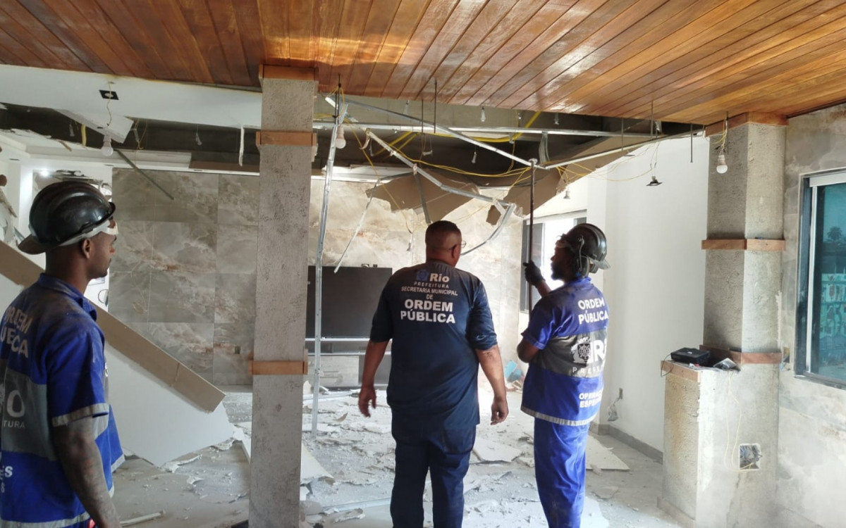 Operação para demolição de imóveis de luxo na Maré - Divulgação / Seop